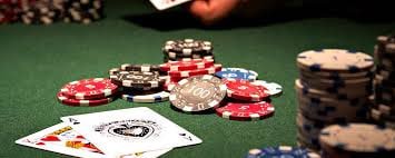 Pengguna sedang bermain slot online melalui ponsel Android dengan tampilan jernih